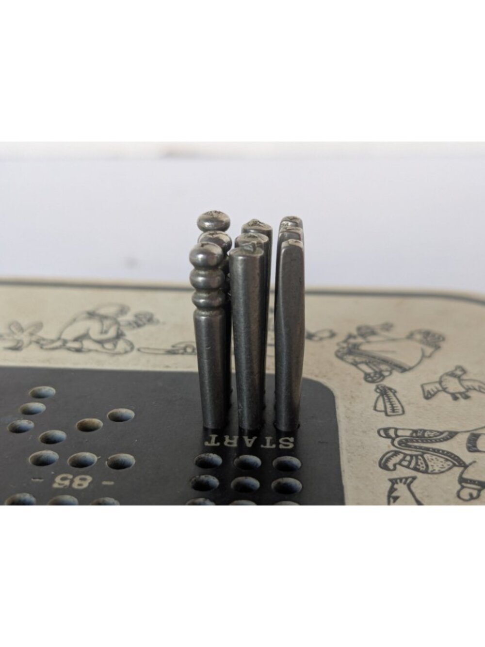 Vintage BOMA Cribbage Board – Made in Canada – Inuit Motif – Includes 9 Pegs - Picture 10 of 13